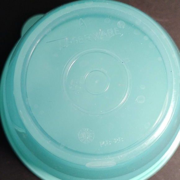Tupperware sandwich keeper w/ lid and Refrigerator bowls X2 w/lids (B8) - Picture 10 of 16